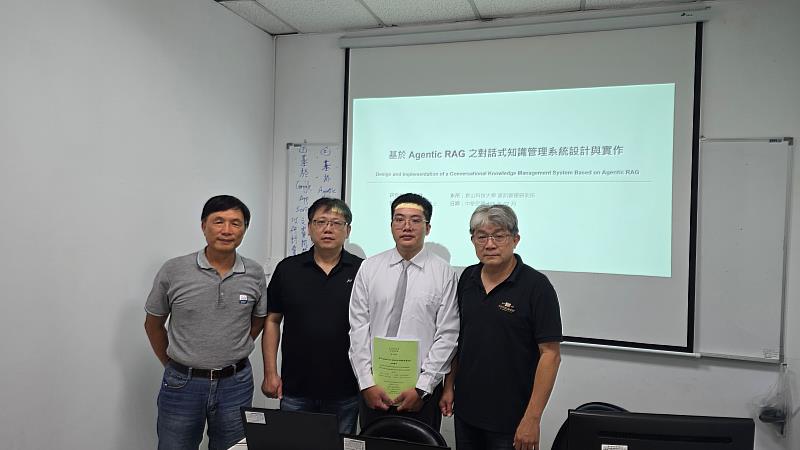 資管所黃建霖（右2）探討AI應用於知識管理之議題，與口試委員林文暉教授（左起）、黃河銓教授、指導教授曾生元主任合影。