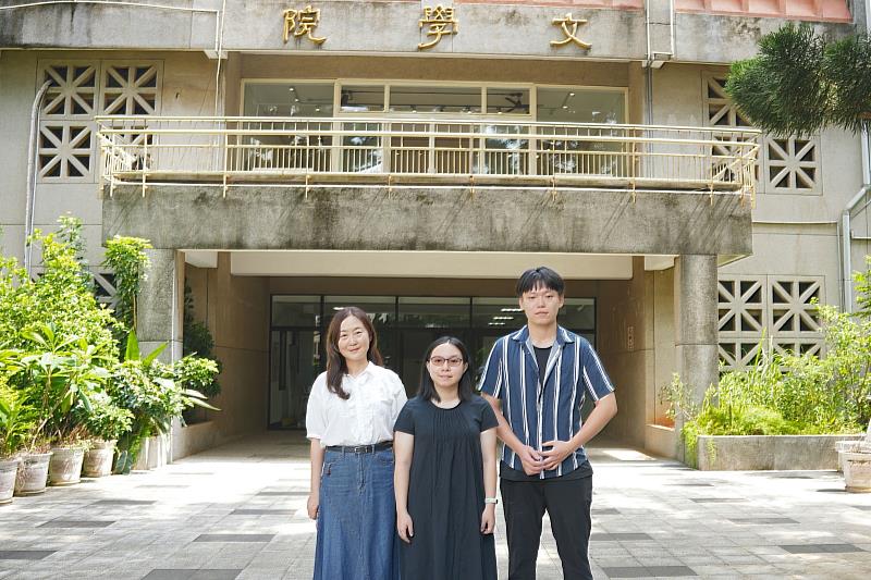 中央大學英美語文學系虛擬語言學習實驗室梁美雅教授(左)、學生李書寧(中)與王智城(右)。