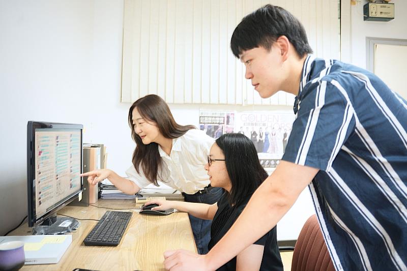 研究探討語言使用如何交織全球化經濟、多語社會價值與本土網路文化的角力。