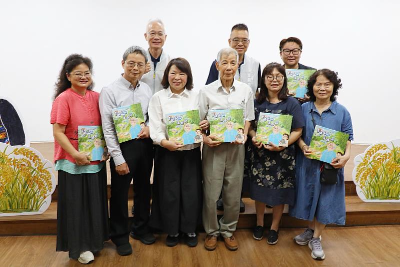 黃敏惠市長與繪本作者黃瓊慧老師(右2)、蕭藤村老師(右3)等人合影。