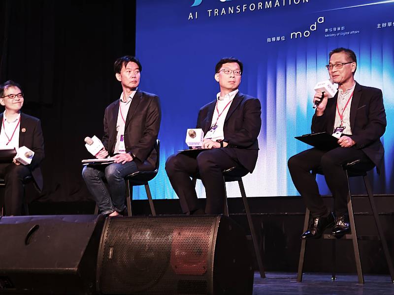 工學院暨AI創智學院院長李宗翰(右1)在「AI賦能百工百業趨勢對談」中,分享組織中AI的實際推動經驗。(圖/淡江大學提供)