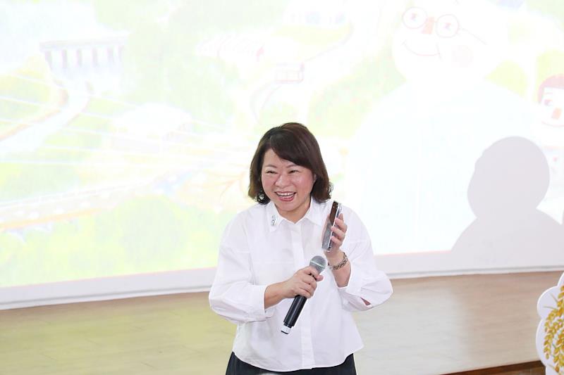黃敏惠市長使用手機掃描書中QR Code播放有聲內容。
