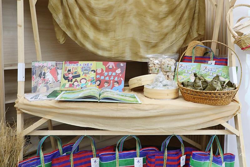 活動現場安排繪本導讀、學習成果及農具展示。