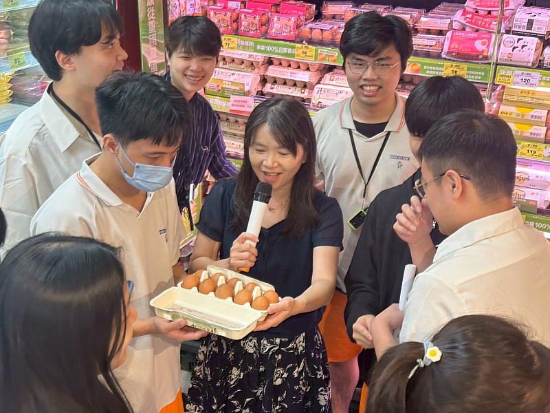 永續教科書中的非籠飼雞蛋案例，吸引南湖高中四百位師生至門市參訪，並設計學校福利社的永續菜單。