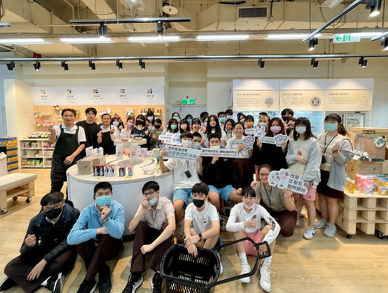 內湖高中學生參訪賣場，進行小大人的公民素養課。