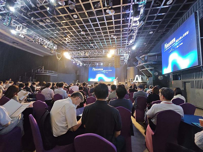 「AI數位轉型圈」啟動大會,匯集產官學智庫與決策高層,為當前瞬息萬變的AI情勢尋求轉型路徑。(圖/淡江大學提供)