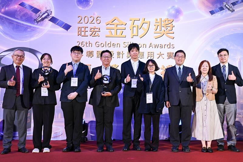 逢甲資訊系洪群彧、葉星豪、范秩嘉,及自控系卜云晴勇奪「第26屆旺宏金矽獎」應用組評審團金獎。