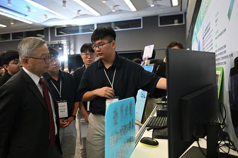 逢甲大學獲獎學生團隊自信的向現場貴賓說明其參賽作品。