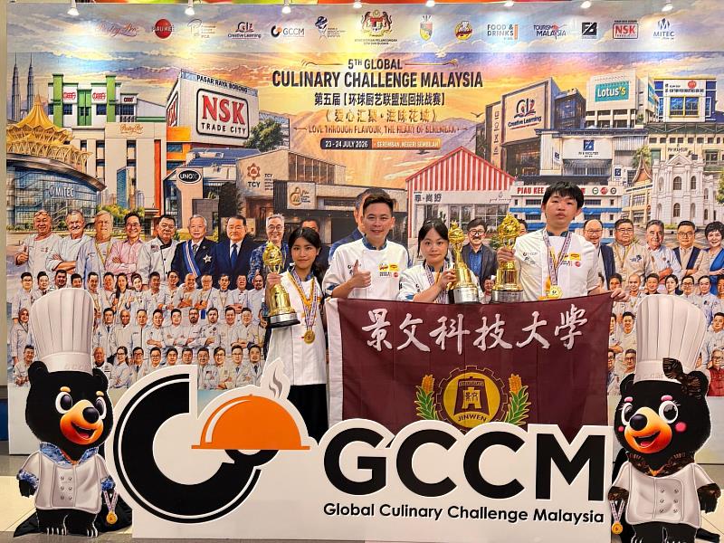 景文科大餐飲系辜韋勳老師指導參賽學生徐品婕、戴安逸、林玟妤在糖霜餅乾藝術展示項目包辦冠、亞、季軍。