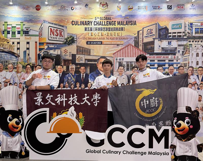 景文科大餐飲系副主任高世達帶領參賽學生潘裕凱、黃振軒在兩大蔬果雕刻項目中共拿下1銀3銅的優異成績。