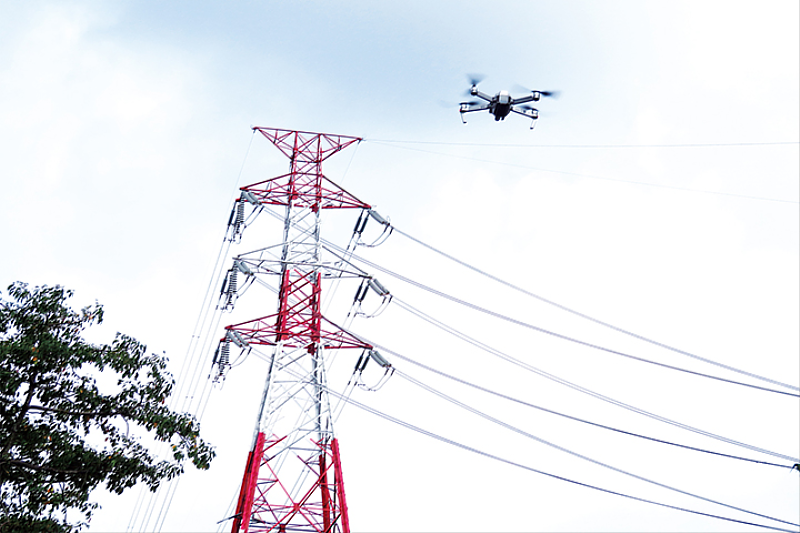 台電近年橫跨發電、輸電與配電系統積極導入無人機技術，與台電第一線人員共同確保國家供電穩定。