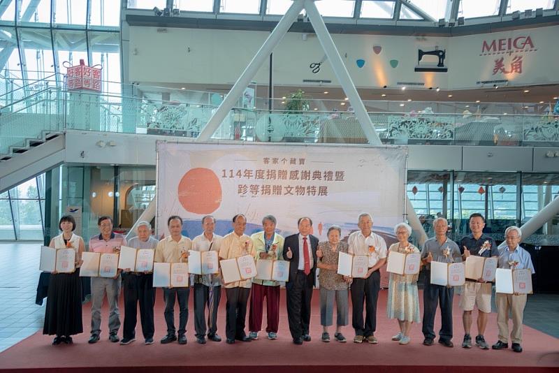 客發中心謝勝信主任致贈捐贈感謝狀予114年度捐贈人及合影。