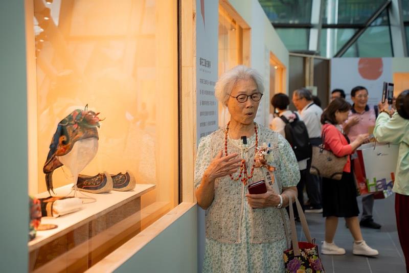 114年度捐贈人湯維菊女士進行文物解說。