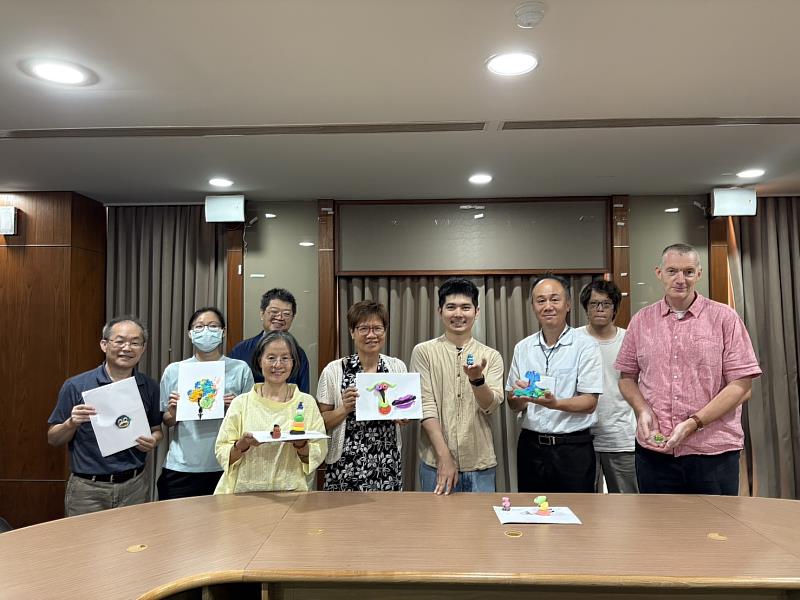 聖約翰科技大學以「教職員心理韌性自我療癒」為主題，邀請馬學顥心理師（右4）引導教師認識壓力、覺察情緒，並學習自我照顧的方法。