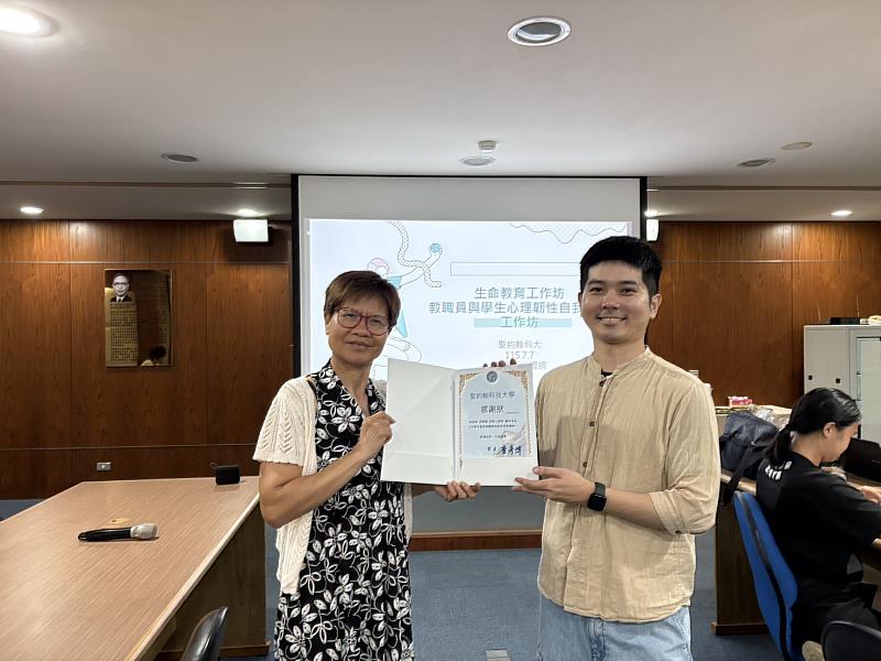 樂齡系鍾秀琴系主任（左）代表學校頒發感謝狀，感謝馬學顥諮商心理師（右）蒞校帶來專業引導。