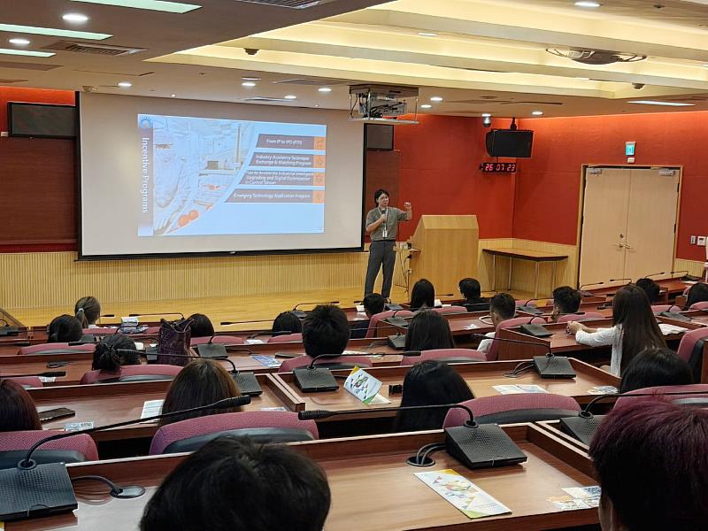 南華大學林倫全副國際長帶領越南蓮花大學傳播與行銷學院師生參訪台中科學園區，了解臺灣科技產業發展。