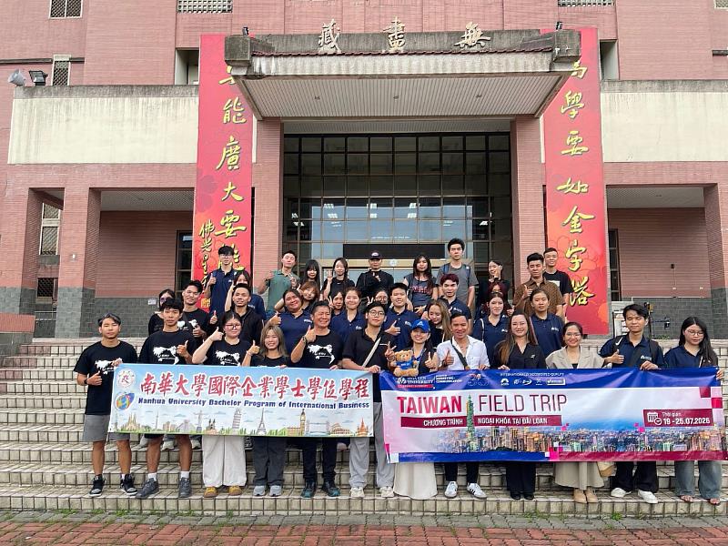 越南蓮花大學傳播與行銷學院師生至南華大學展開為期3天的參訪交流，並於無盡藏圖書館前合影。