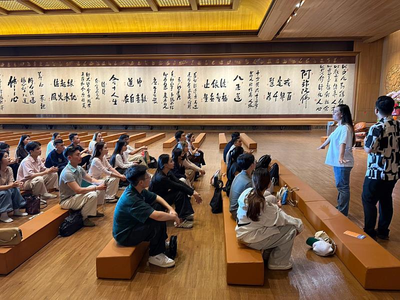 南華大學林倫全副國際長帶領越南蓮花大學傳播與行銷學院師生至佛光山參訪，體驗臺灣宗教文化與生命教育的深厚內涵。