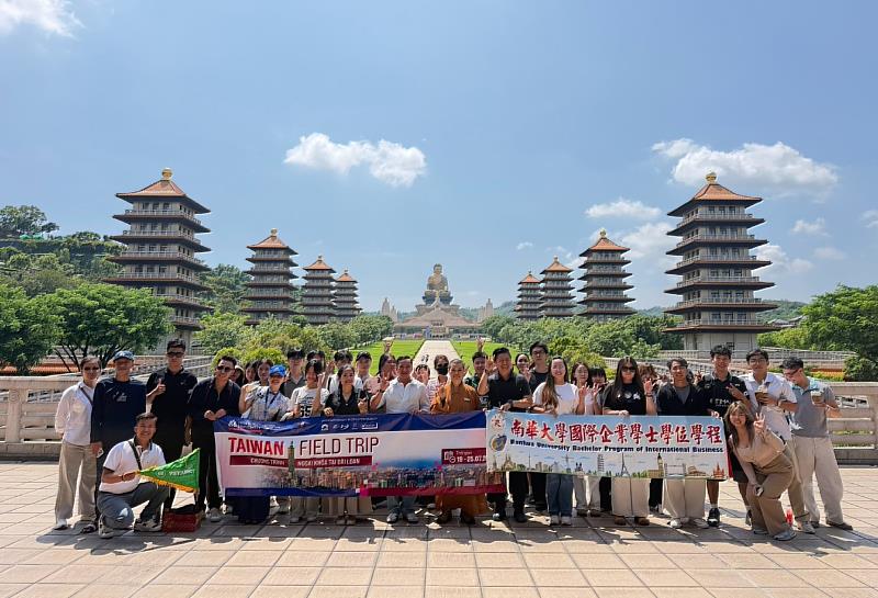 南華大學林倫全副國際長帶領越南蓮花大學傳播與行銷學院師生參訪佛陀紀念館，認識臺灣宗教文化，並合影留念。