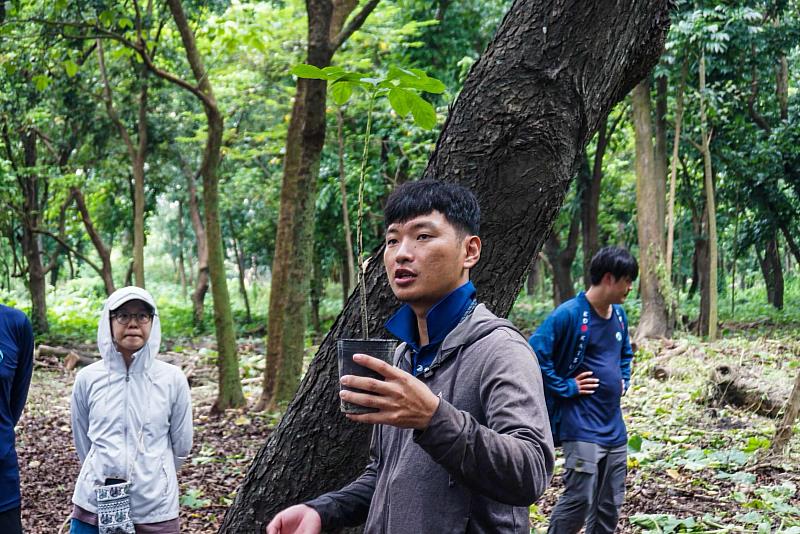 林業保育署潮州站介紹受脅植物疣柄魔芋。
