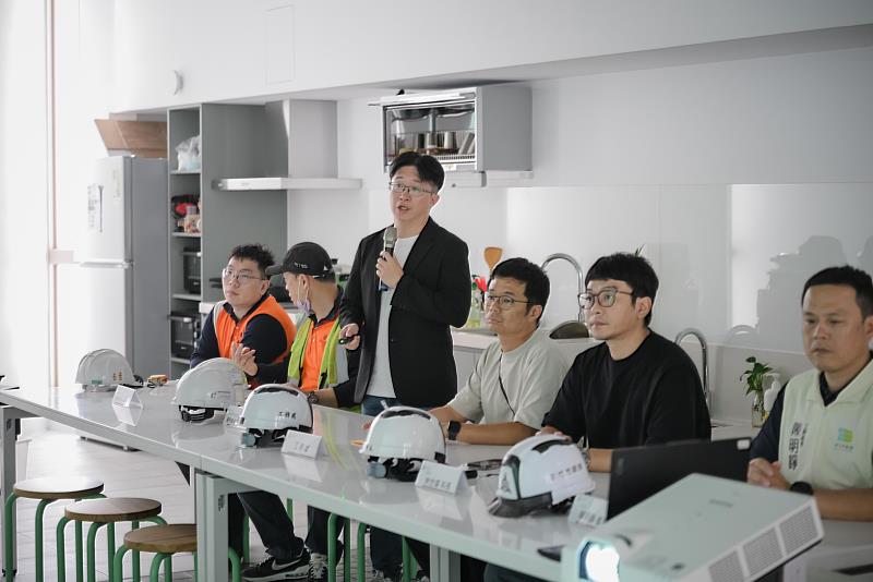 副市長林琨瀚聽取建築師進行簡報。