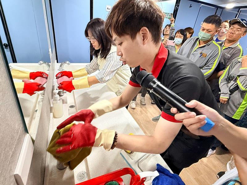 環保局副局長楊清媚親自示範洗手檯清掃要點。