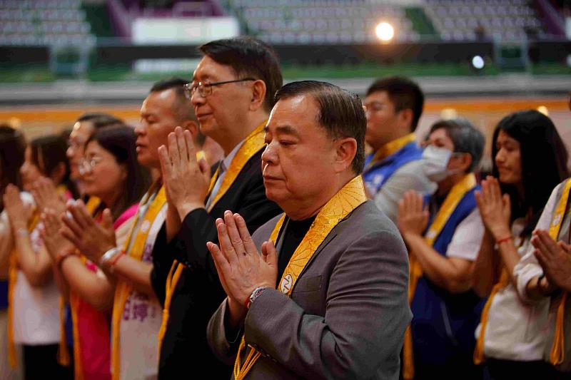 邱議長以恭敬心虔誠祈福，祈願地方祥和、政通人和、市民平安。（圖片提供/靈鷲山佛教教團）