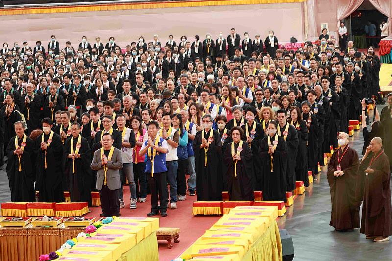 桃園市議員及議會團隊參與祈福儀式，雙手合十，心懷恭敬。（圖片提供/靈鷲山佛教教團）