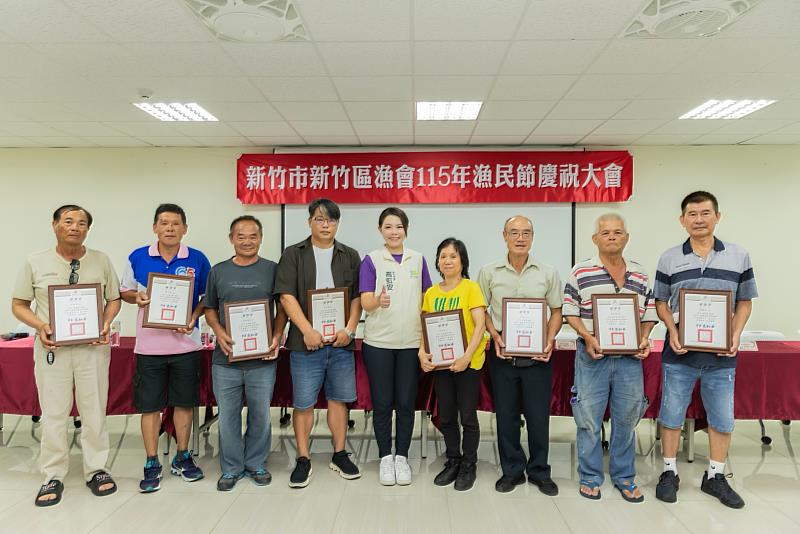 頒發協助拖救漁船船主感謝狀。