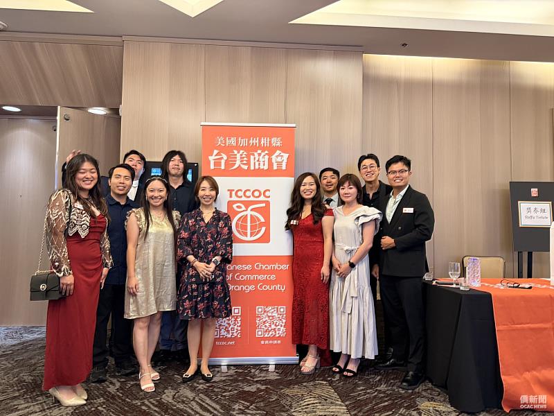 李姸慧（前排左3）與蕭蓓如（前排右2）及柑縣台美商會青商部會長胡愛美（前排右3）與青商理事幹部群合照。