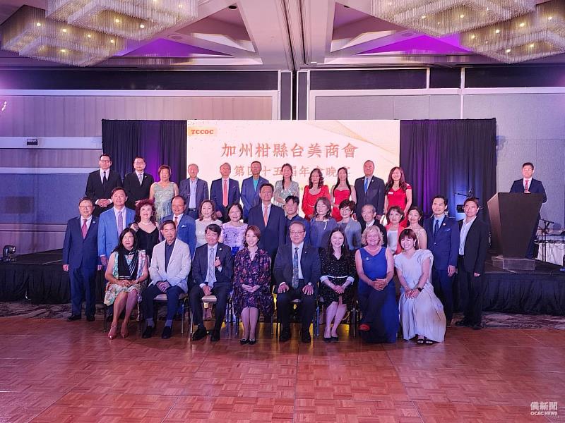 僑務委員會副委員長李姸慧（前排左4）與僑務諮詢委員何巧玲（前排左1）、世界台灣商會聯合總會名譽總會長楊信（前排左2）、國會議員閔大衛（前排左3）、駐洛杉磯辦事處處長馬博元（前排右4)、處長夫人楊雅琇（前排右3）、橙縣政務委員凱特琳娜．佛利（前排右2）、橙縣文教中心主任蕭蓓如（前排右1）及柑縣台美商會會長葉旭旻（2排左7）與理事群合照。