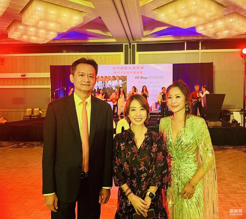 李姸慧（中）與葉旭旻（左）及會長夫人陳怡君（右）合照。
