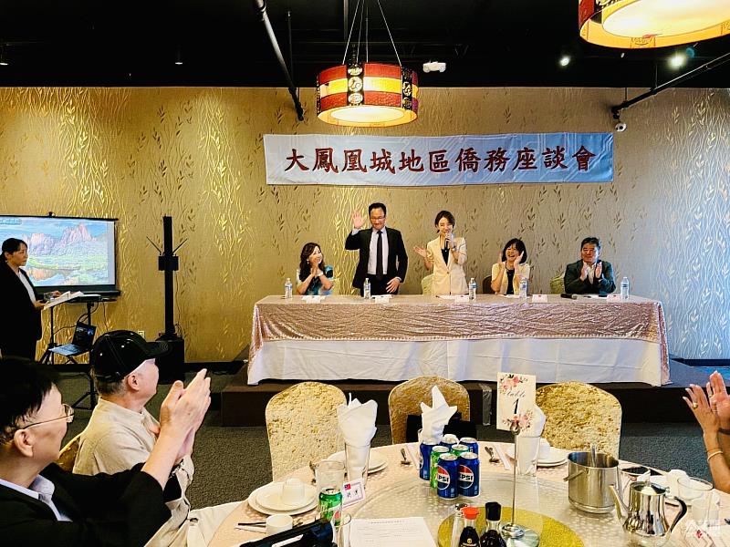 由左至右：僑務委員張聖儀、駐鳳凰城辦事處處長焦國恩、李姸慧、僑務委員吳玟瑞、洛杉磯文教中心主任張皓鈞。