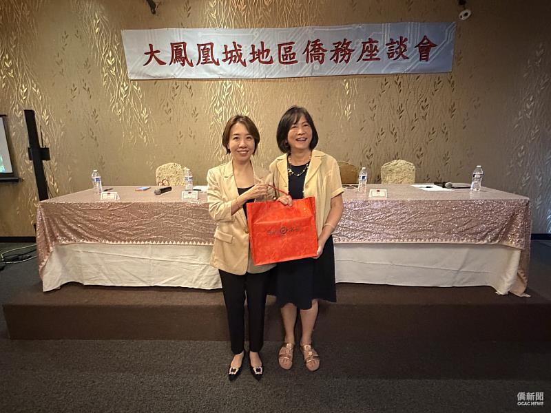 李姸慧致贈禮盒予吳玟瑞。