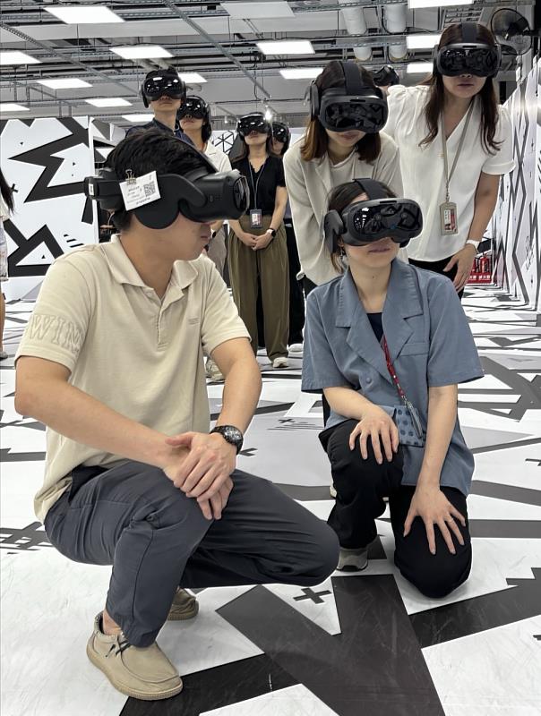 「台新銀行文化藝術基金會」夥伴們體驗「消失的法老」，投入實境劇情。