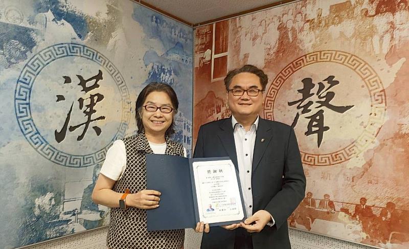 台灣尤努斯基金會董事長蔡慧玲（左）頒贈廣播專訪感謝狀予台灣企業領袖交流會創會長黃信維（右）。