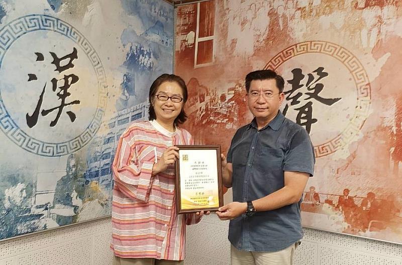 群景國際商務法律事務所所長蔡慧玲律師（左）頒贈廣播專訪感謝狀予公民監督國會聯盟執行長張宏林（右）。