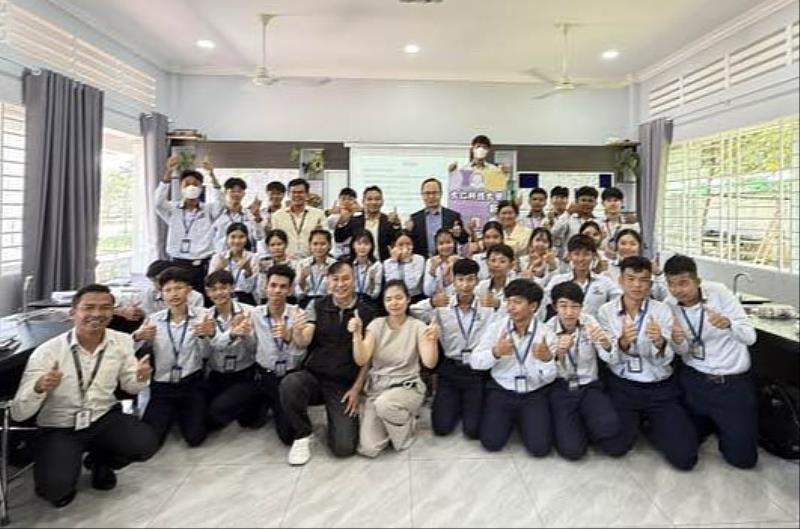 圖1、大仁科技大學周德光校長、國際專修部李建立部長與學生近距離互動，交流熱絡。