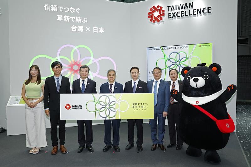 貴賓於光影牆前合影,左起主持人宮河麻耶、經濟部產業發展署署長邱求慧、駐日代表李逸洋、經濟部部長龔明鑫、外貿協會董事長黃志芳、經濟部國際貿易署署長劉威亷、外貿協會秘書長王熙蒙。(貿協提供)