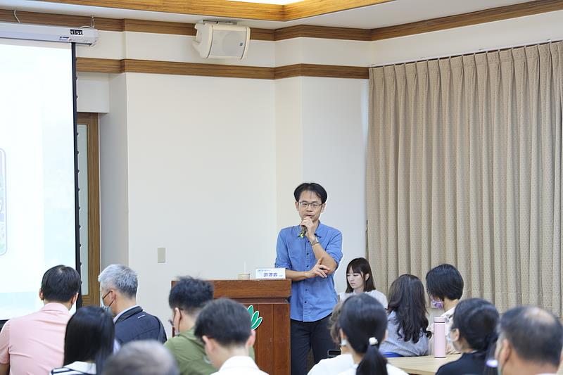 北區職安中心職業衛生科游淳淼科長深入淺出且生活化的說明新行職場霸凌相關法規,以及適合的處理方式。(攝影/吳宛霖)