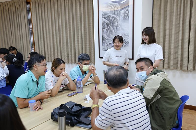 課後由各組依情境題討論,模擬處理方式,來深化對新法的了解和實際運用實務。(攝影/吳宛霖)