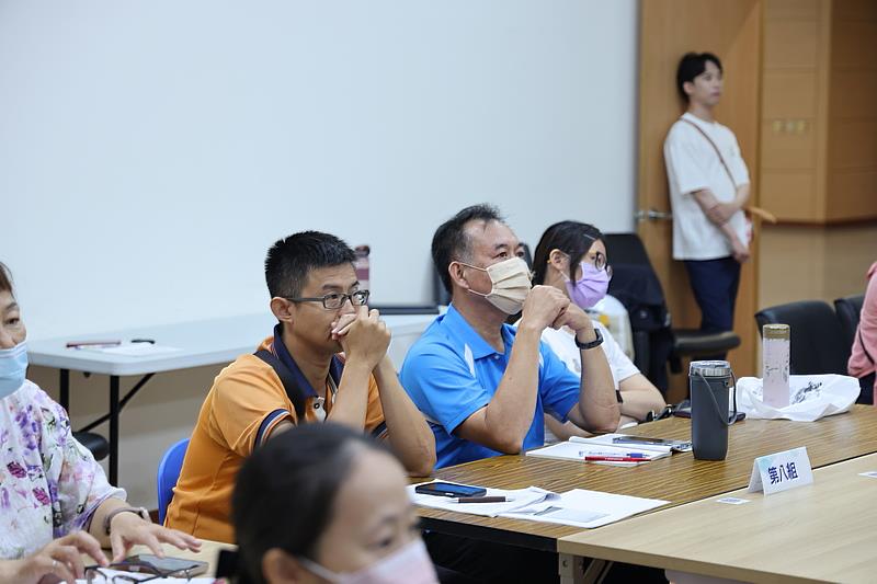 各單位與會代表專心聆聽新法上路後,對企業所帶來的管理溝通修正方向與正向助益。(攝影/吳宛霖)