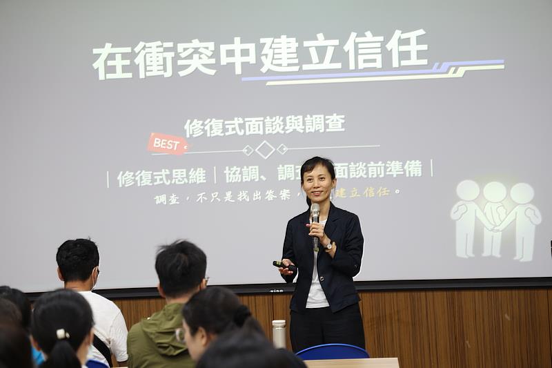 花蓮慈濟醫院人力資源室暨職業安全衛生室主任劉曉諭分享修復式處理經驗。(攝影/吳宛霖)
