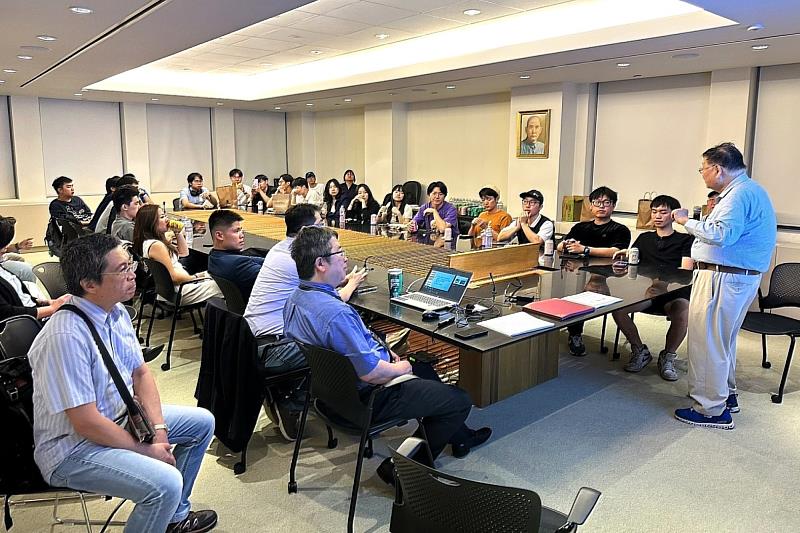 林逸組長與蔡孟勳組長以及隨隊黃光彩教授於會議室中與學員們深入座談交流。