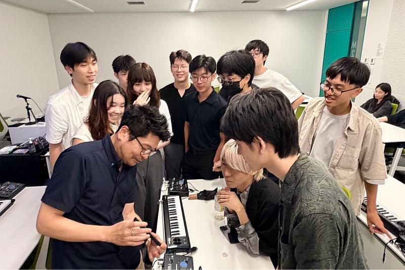洗足音樂大學上倉老師展示兩校共同開發的校園導覽遊戲APP。