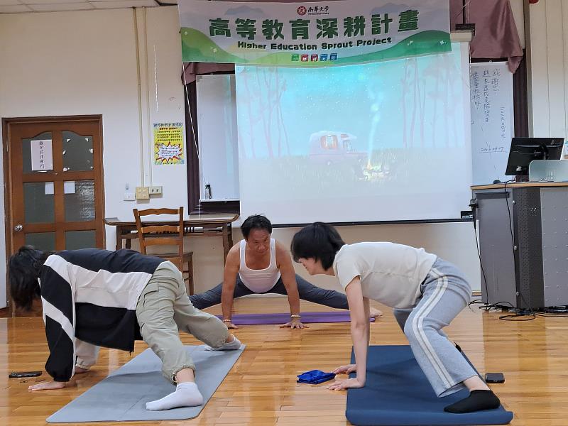 南華大學辦理東方宗教與瑜伽課程,促進學生身心靈健康,張廷禎老師帶領學生練習瑜珈體位法。