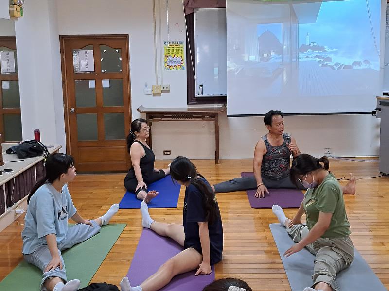 南華大學辦理東方宗教與瑜伽課程，促進學生身心靈健康，張廷禎老師示範瑜珈體位法。