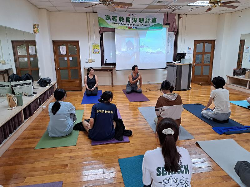 南華大學辦理東方宗教與瑜伽課程,促進學生身心靈健康,張廷禎老師說明瑜珈體位法如何實踐。