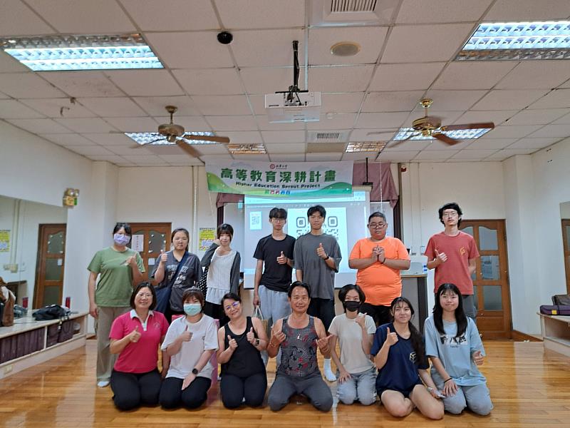 南華大學辦理東方宗教與瑜伽課程,促進學生身心靈健康,邀請張廷禎老師蒞校指導,全體合影留念。