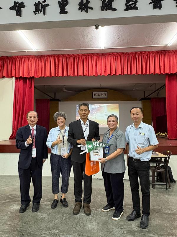 徐輝明校長及國際事務處處長蘇銘千與當地師長交換紀念品。